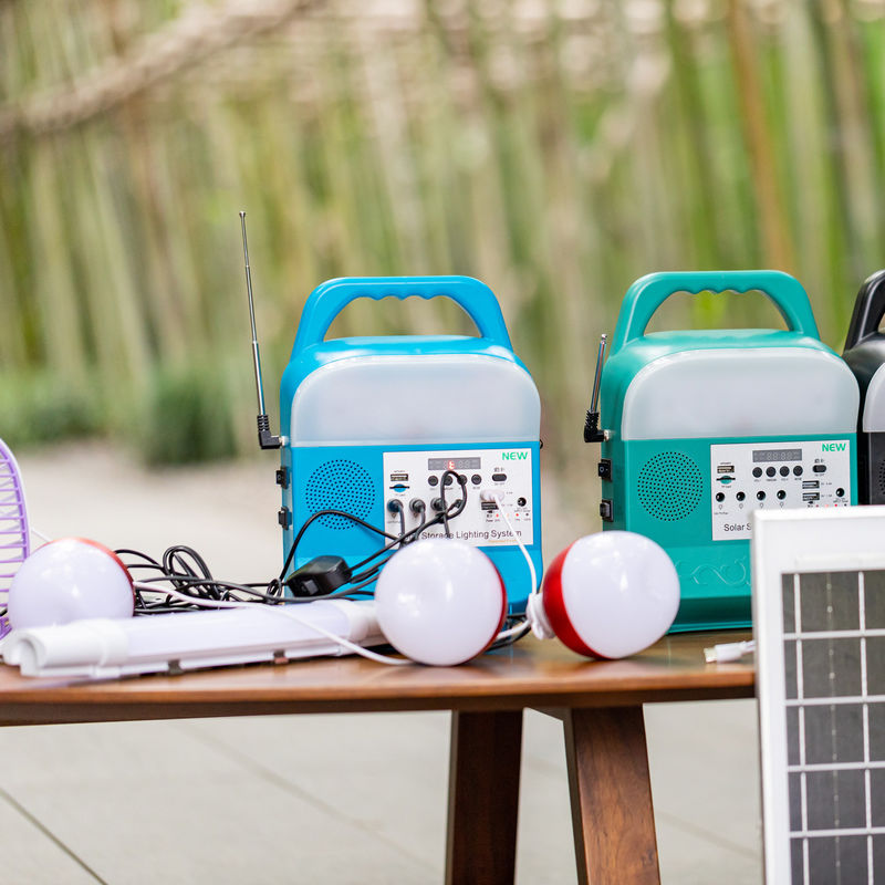 SRE-818 टिकाऊ सौर एलईडी होम लाइट 12.8V 10000mah बैटरी सिस्टम टीवी और पंखे के साथ