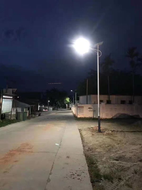ऑल इन 2 सोलर स्ट्रीट लाइट्स 60W 80W सोलर एलईडी रोड लाइट्स सेमी सोलर स्ट्रीट लाइट